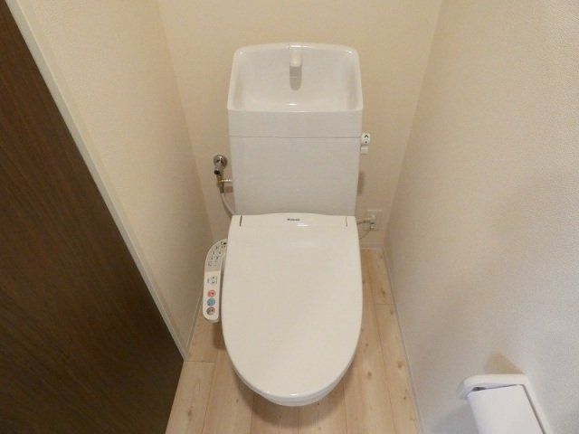 トイレ　温水洗浄便座付きのトイレです。