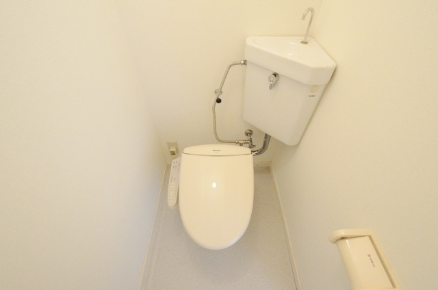 トイレ　温水洗浄便座付きのトイレです♪