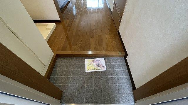 玄関　玄関横には靴箱有