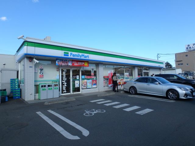 コンビニ　ファミリーマート（コンビニ）まで50m