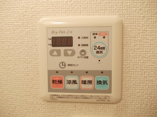その他　雨の日に便利な浴室乾燥機付きです。