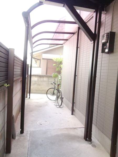 駐車場　屋根付き駐輪場