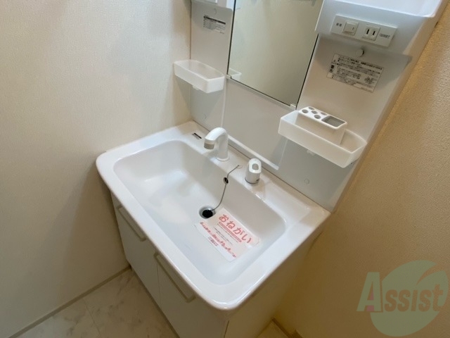 洗面設備　毎日の身だしなみはこちらで、洗面化粧台です
