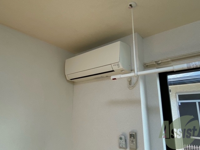 その他設備　お部屋の角にはエアコン、室内物干しもございます