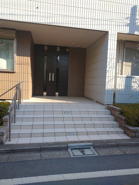 エントランス　★オートロック付きのエントランス★