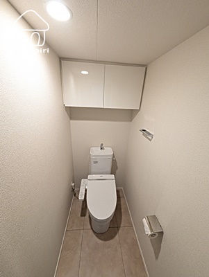 トイレ　トイレのこまごましたものも隠せる収納です（同じタイプの写真で
