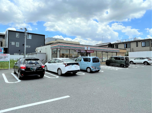 コンビニ　セブンイレブン（コンビニ）まで300m
