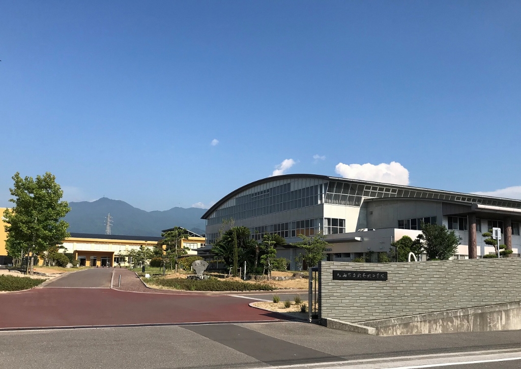 中学校　松山市立北条北中学校（中学校）まで602m