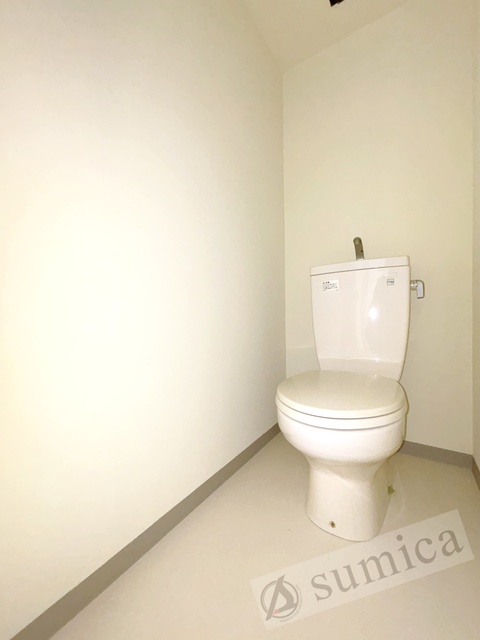 トイレ　白を基調とした清潔感のあるトイレです。