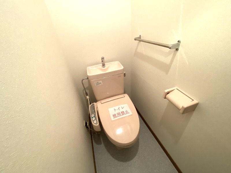 トイレ　温水洗浄暖房便座です！