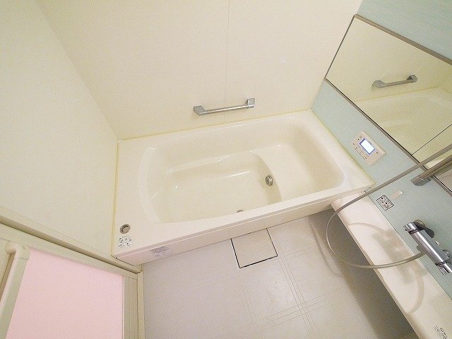 バス・シャワールーム　一坪タイプの浴室でゆっくり入浴できます