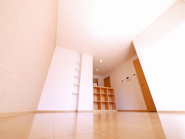 居室・リビング　フローリングのお部屋でお掃除も手軽に済ませられます