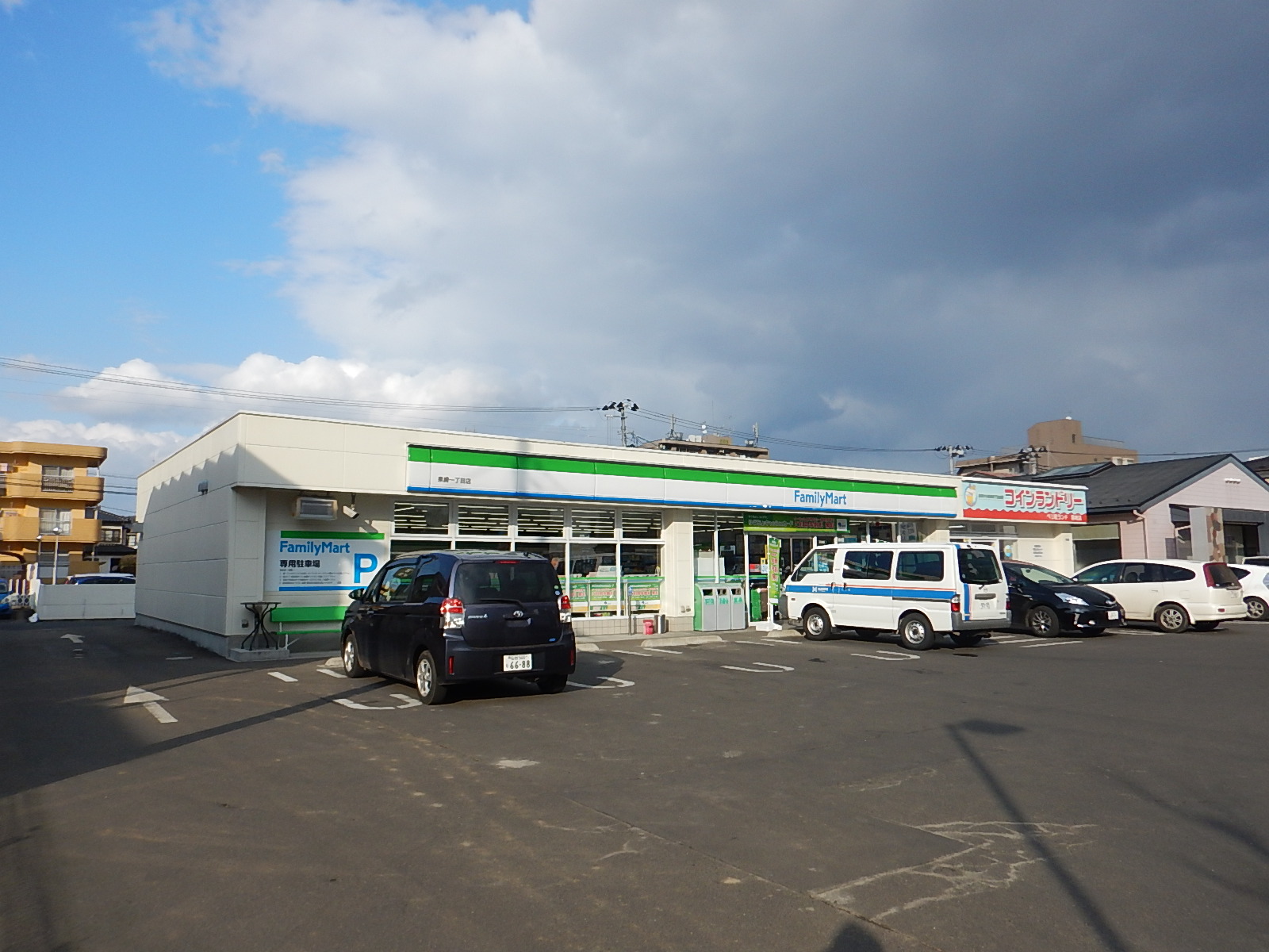 コンビニ　ファミリーマート泉崎一丁目店（コンビニ）まで401m