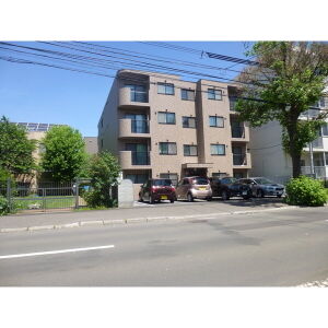 建物外観　★中央区エリアでは希少な駐車場空きあり！エアコン付き！