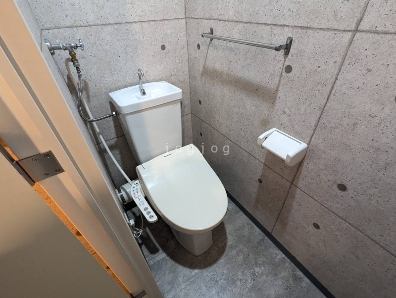 トイレ　嬉しい温水洗浄便座付きのトイレです。