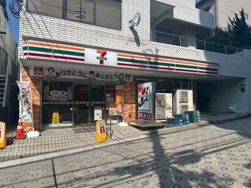 コンビニ　セブンイレブン川崎梶ヶ谷駅前店（コンビニ）まで602m