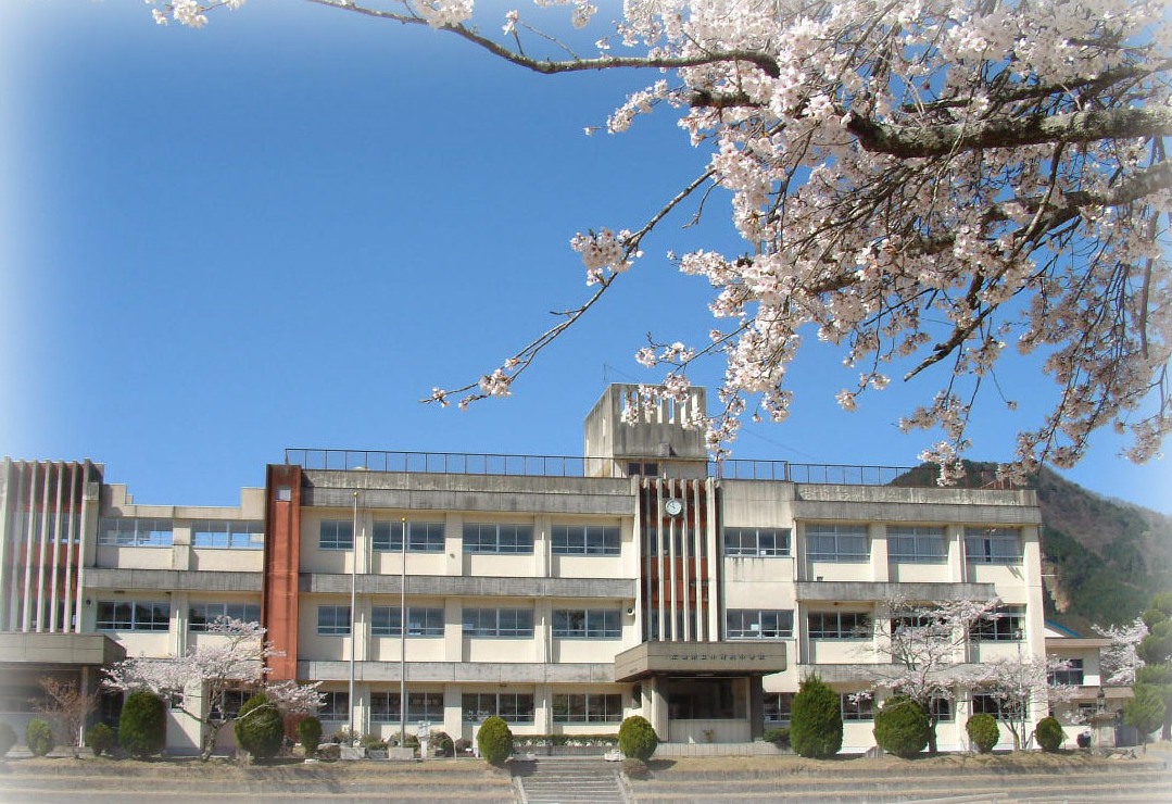 小学校　広島市立河内小学校（小学校）まで824m