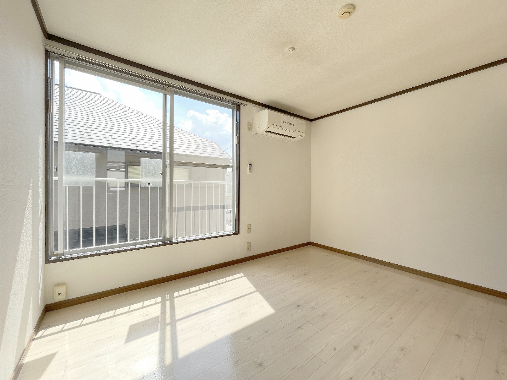 居室・リビング　洋室5.4帖。南向きの角部屋です。