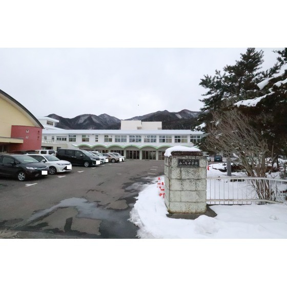 小学校　山ノ内町立東小学校（小学校）まで842m
