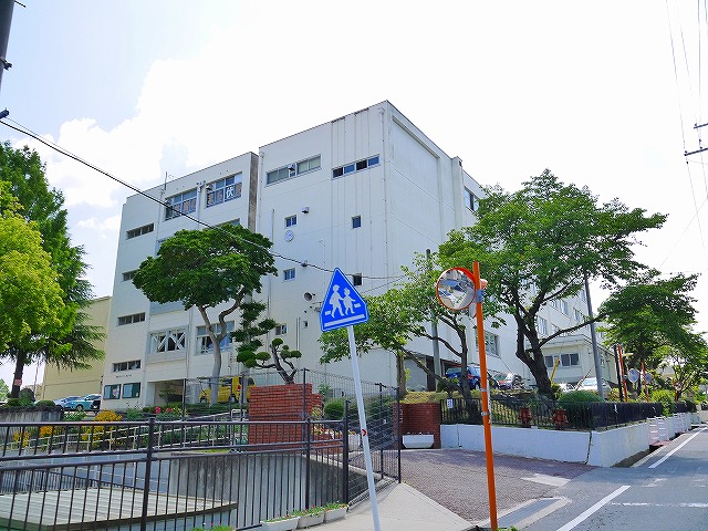 中学校　奈良市立伏見中学校（中学校）まで987m