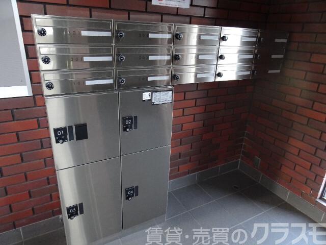 エントランス　留守中の荷物の受取は宅配ＢＯＸで♪