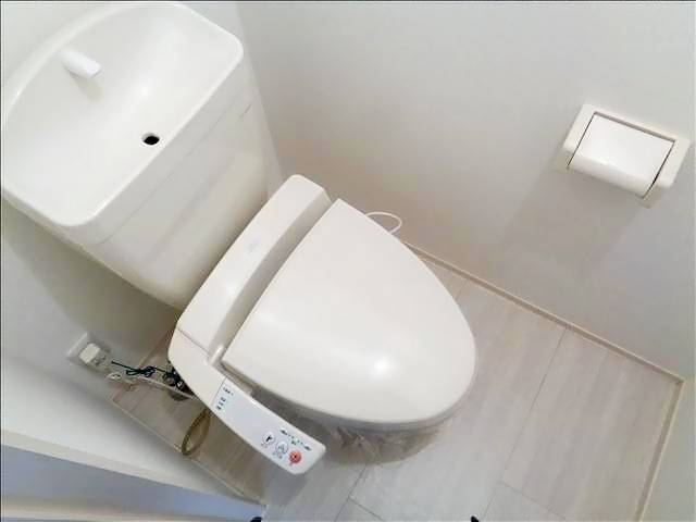 トイレ　温水シャワー付きトイレです。