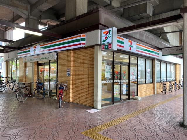 コンビニ　セブンイレブン（コンビニ）まで242m