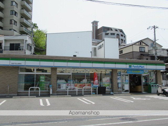 コンビニ　ファミリーマート（コンビニ）まで1057m