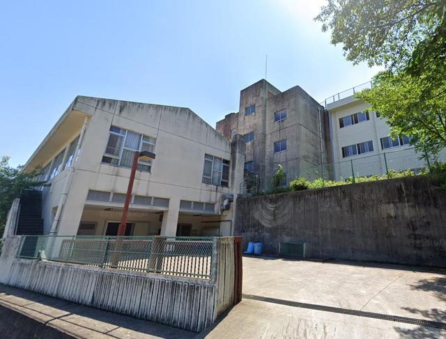 中学校　日野市立日野第三中学校（中学校）まで895m