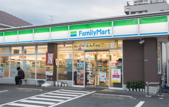 コンビニ　ファミリーマート 松原六丁目店（コンビニ）まで300m