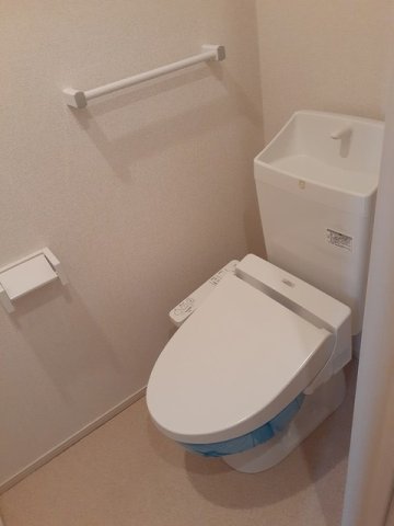 トイレ　落ち着いた色調のトイレです