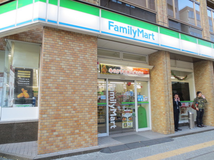 コンビニ　ファミリーマート（コンビニ）まで320m