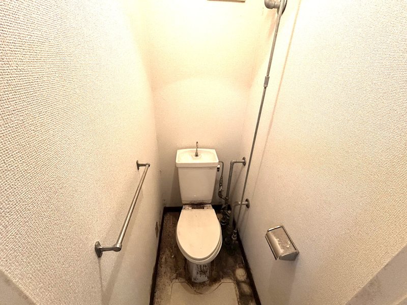 地下鉄南北線 麻生駅 徒歩10分 2階建 築36年のトイレ写真