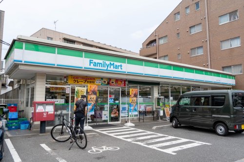 コンビニ　ファミリーマート 桜川三丁目店（コンビニ）まで450m