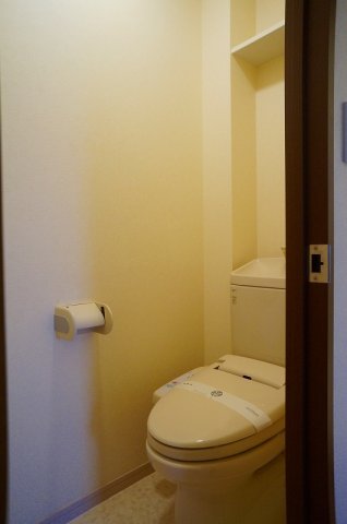 トイレ　落ち着いた色調のトイレです