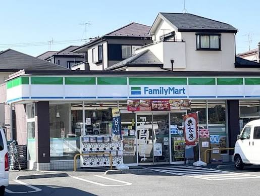 コンビニ　ファミリーマート 鹿骨二丁目店（コンビニ）まで104m