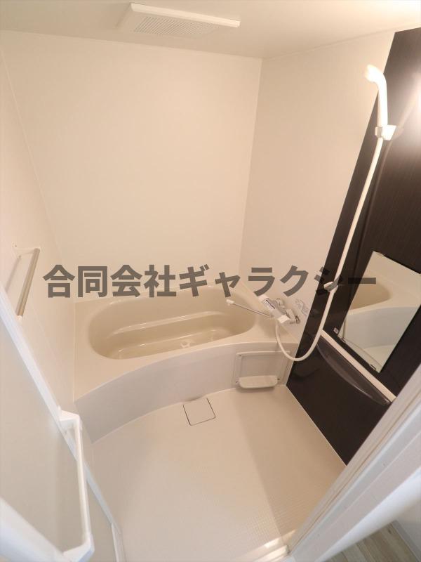 バス・シャワールーム　清潔感のあるバスルーム