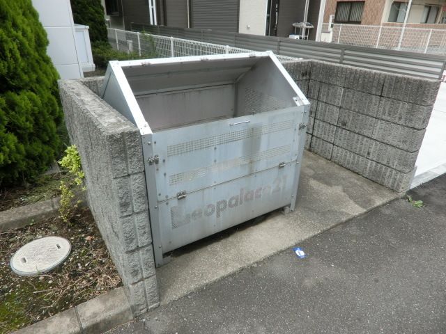 その他　敷地内にゴミ捨て場があるので便利ですね