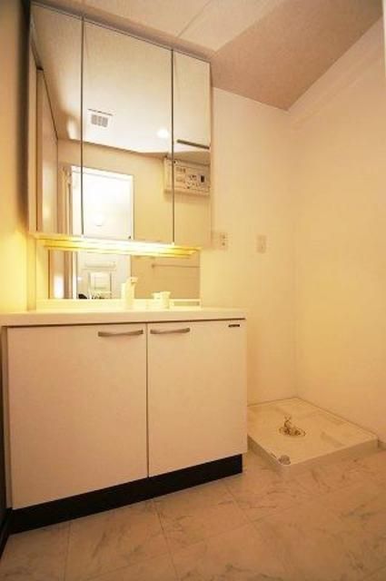 洗面設備　同物件別部屋のお写真になります。現況優先です。