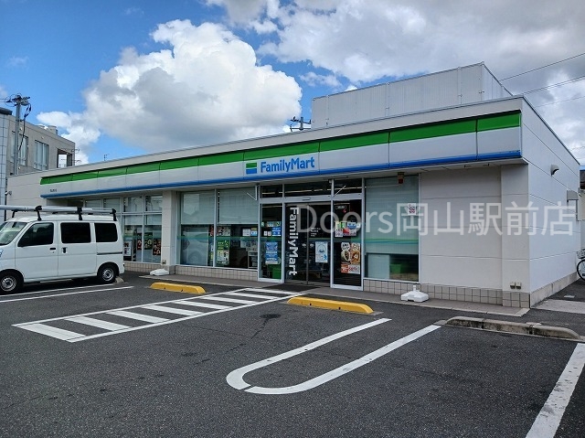 コンビニ　ファミリーマート（コンビニ）まで500m