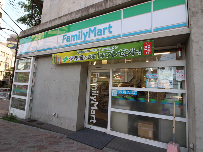 コンビニ　ファミリーマート（コンビニ）まで415m