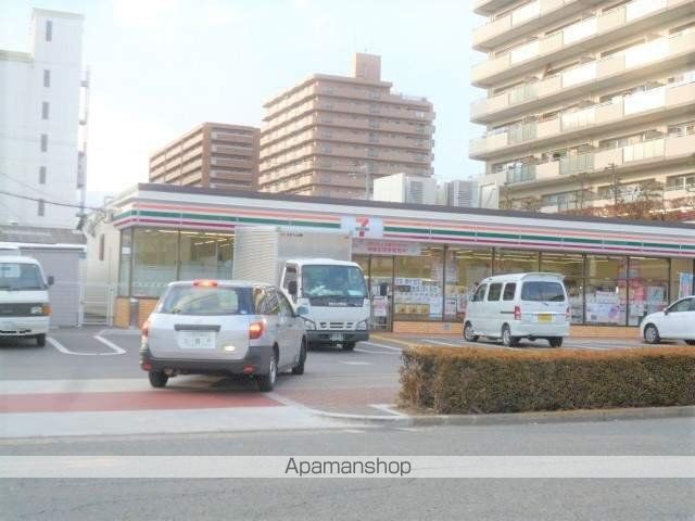 コンビニ　セブンイレブン（コンビニ）まで206m