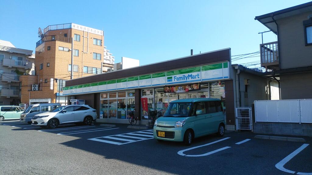 コンビニ　ファミリーマート上板橋三丁目店（コンビニ）まで291m