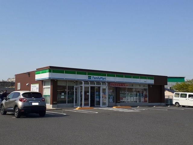 コンビニ　ファンミリーマート郡店（コンビニ）まで800m