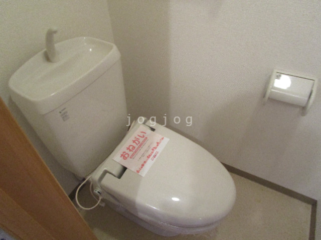トイレ　嬉しい温水洗浄便座付きのトイレです。