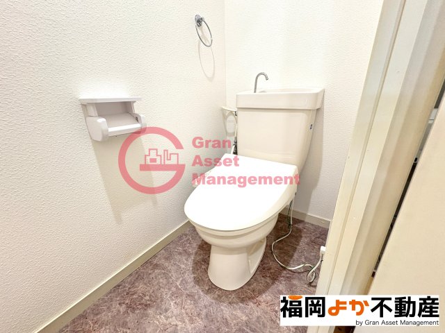 トイレ　落ち着いた色調のトイレです