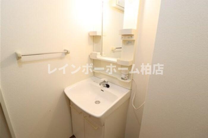 洗面設備　明るい洗面所です