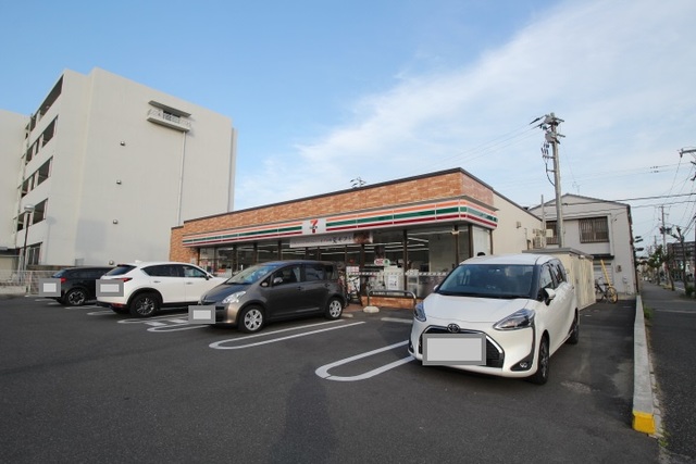 コンビニ　セブンイレブン新潟信濃町店（コンビニ）まで748m