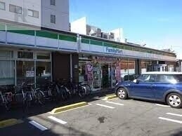 コンビニ　ファミリーマート大阪工大前店（コンビニ）まで136m
