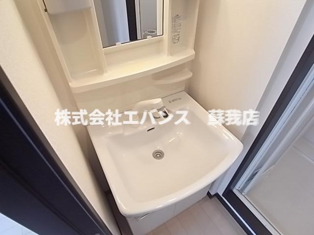 洗面設備　独立洗面台、小物を置くことができて便利です